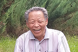 詩歌獎(jiǎng)：獲獎(jiǎng)作品《崔龍官詩選集》作者：崔龍官（朝鮮族）         創(chuàng)作感言　　在這本詩選集中，可以說是以“虛”與“靜”為思想底色的，其核心技巧則應(yīng)該說是意象的創(chuàng)造。思想、經(jīng)驗(yàn)、技巧，如一條條縱橫交錯(cuò)的絲線，共同織成了一段綢布。我進(jìn)行詩歌創(chuàng)作時(shí)，在語言功能的發(fā)揮上格外下了點(diǎn)功夫。至于這一段綢布的質(zhì)量究竟如何，我心里還沒譜。 