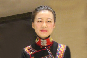 詩歌獎(jiǎng)：獲獎(jiǎng)作品《好時(shí)光》作者：魯娟（彝族）         創(chuàng)作感言　　從故鄉(xiāng)的起點(diǎn)出發(fā)，怎樣去尋找一種最適合表達(dá)自己的方式，這是我一直要摸索探尋的路。繆斯女神找到了我，詩歌這雙看不見的翅膀，帶領(lǐng)我從平凡、瑣碎、黯淡的日常生活中提升，擦亮被灰塵蒙敝已久、無處不在的詩意，教會(huì)我從黯淡的生活中提煉出一束束閃閃發(fā)光的金薔薇。