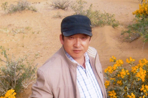 翻譯獎(jiǎng)：蒙古文譯漢文作者：馬英（蒙古族）         創(chuàng)作感言　　文學(xué)翻譯的要理在于“信、達(dá)、雅”，詩歌也好，小說也好，都遵循這個(gè)原則。我的文學(xué)翻譯實(shí)踐也是基本按著這個(gè)軌跡進(jìn)行的。從蒙古文譯成漢語的時(shí)候，最難的是民俗民風(fēng)、宗教文化、游牧生活的內(nèi)容以及與之相對(duì)應(yīng)的詞匯。要知道，蒙古語中的許多詞匯，在漢語詞典里是找不到的，蒙漢詞典里也找不到……