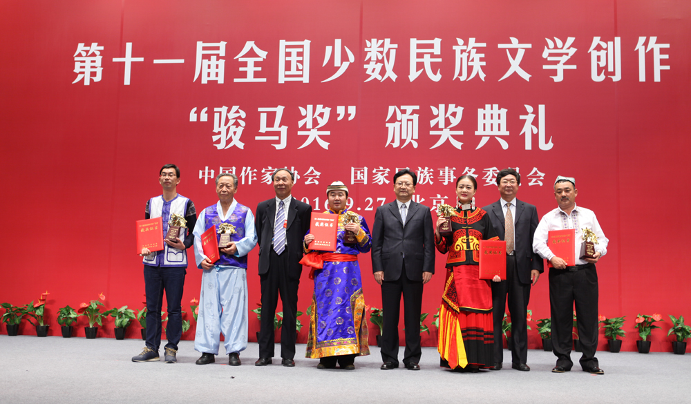 景俊海、張健、白庚勝為詩歌獎(jiǎng)獲獎(jiǎng)?wù)哳C獎(jiǎng)