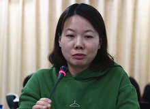 岳雯：“為己”的寫作與限度意識“剜爛蘋果?銳批評文叢”建立在“破”的基礎上，“把爛的剜掉，把好的留下來吃”。[詳細]