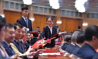 全國政協第四次全體會，工作人員發放選票