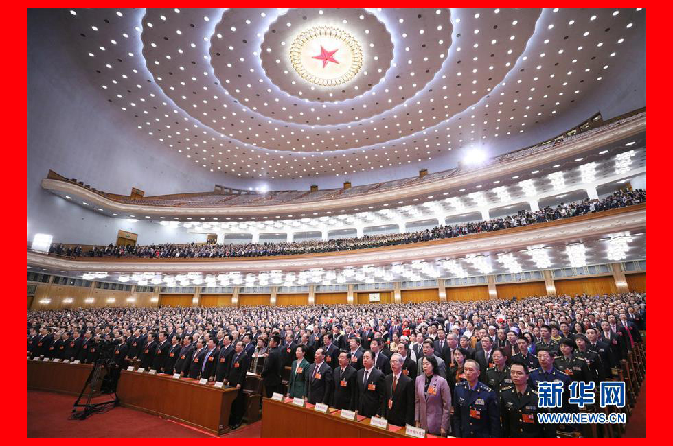 3月20日，第十三屆全國人民代表大會第一次會議舉行閉幕會。這是代表在唱國歌。