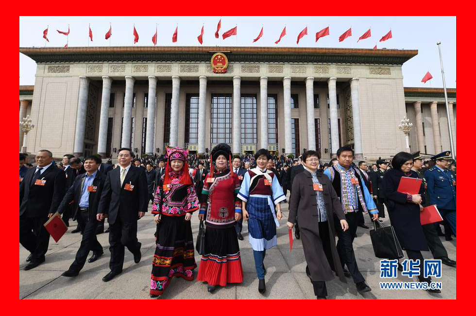 3月20日，第十三屆全國人民代表大會第一次會議閉幕會。這是會后，代表走出人民大會堂。