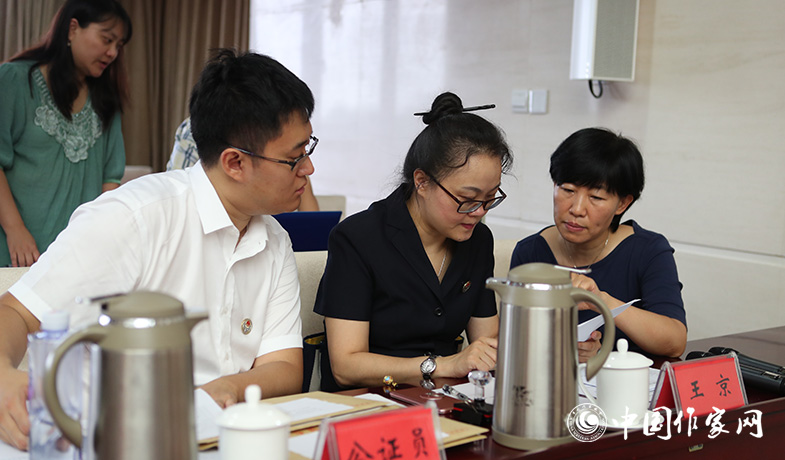 8月11日，公證處公證人員檢查選票統(tǒng)計情況