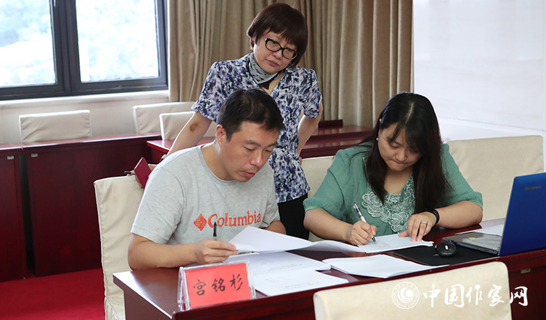 8月11日，聯(lián)絡(luò)員統(tǒng)計選票，紀(jì)監(jiān)組人員監(jiān)督工作