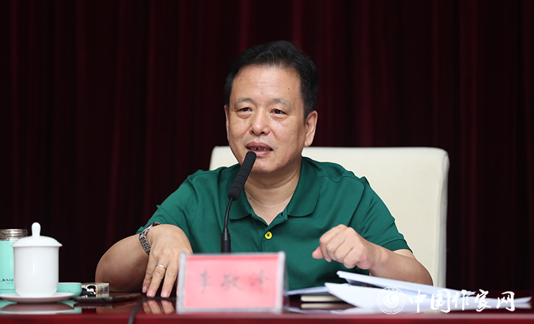 8月11日，李敬澤在終評會上介紹投票規(guī)則并宣布了各獎項(xiàng)的計票結(jié)果