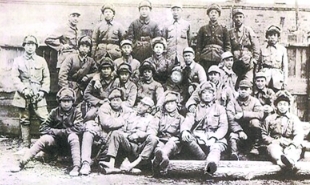 1946年4月，牡丹江軍區(qū)剿匪小分隊的部分官兵合影，《林海雪原》原型