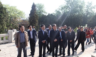 錢小芊與學(xué)員參觀革命烈士紀念塔