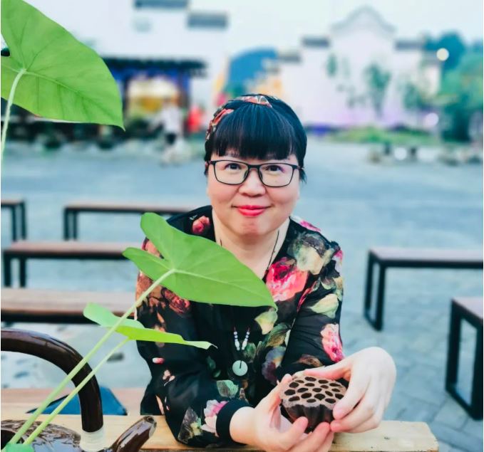 喬葉  著名作家，北京老舍文學院專業作家，北京作協副主席。出版小說《最慢的是活著》《認罪書》《藏珠記》以及散文集《深夜醒來》《走神》等。獲魯迅文學獎、人民文學獎、華語文學傳媒獎、北京文學獎、郁達夫小說獎、杜甫文學獎、小說選刊年度大獎、百花文學獎等多個獎項，多部作品被譯介到俄羅斯、西班牙、意大利等國家。長篇小說新作《寶水》入選2022中國好書、南方周末年度好書、文學報年度好書、騰訊年度好書等。