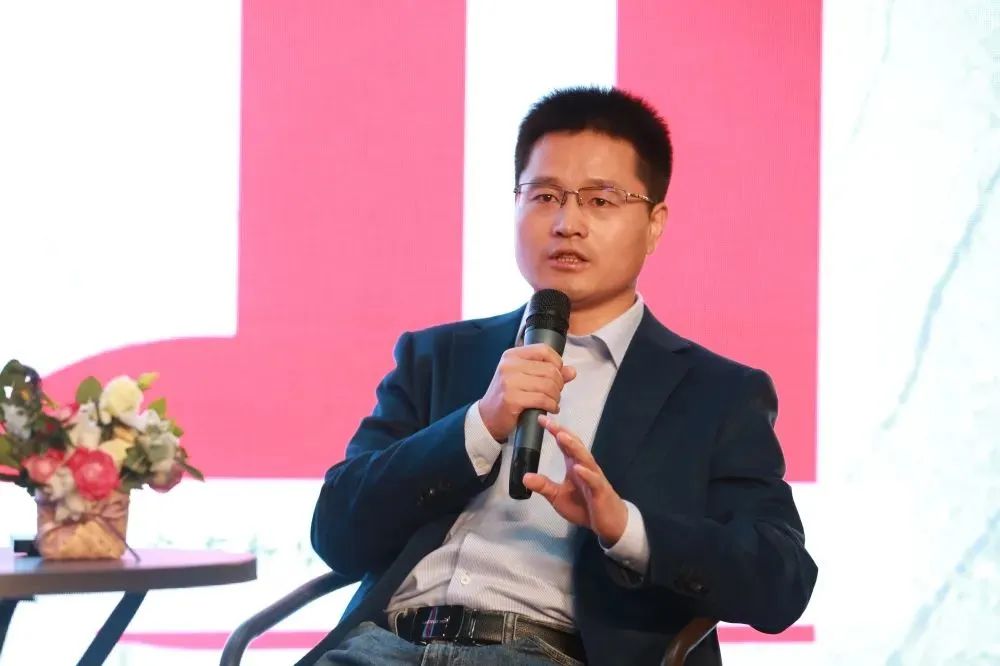 楊輝，陜西師范大學文學院教授、博士生導師。著有《“大文學史”視域下的賈平凹研究》《陳彥論》等。曾獲唐弢青年文學研究獎、中國當代文學研究優秀成果獎、《中國現代文學研究叢刊》《中國當代文學研究》優秀論文獎。兼任中國現代文學館特邀研究員、中國當代文學研究會理事、中國文藝評論家協會理事、中國小說學會理事。