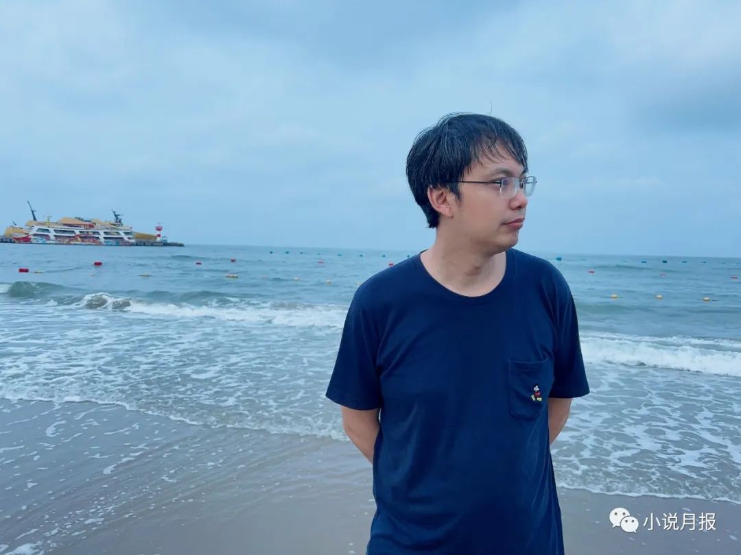 黃平，畢業于中國人民大學文學院,現為華東師范大學中國創意寫作研究院副院長、教授，中國大學創意寫作聯盟秘書長。從事當代文學評論與創作，在《中國作家》《上海文學》《大家》《作家》等刊物發表短篇小說若干，有作品被《小說月報》《長江文藝·好小說》選載，出版有《出東北記》等著作，曾獲唐弢文學獎等獎項。