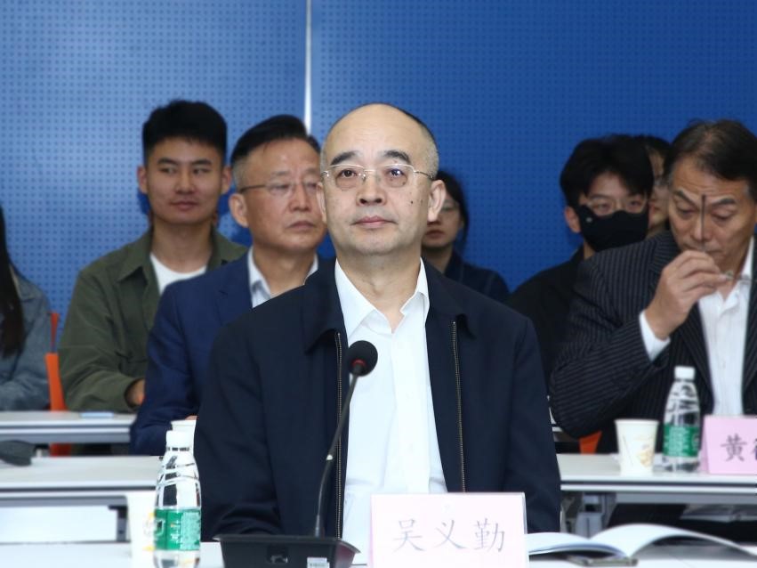 中國作協(xié)黨組成員、副主席吳義勤出席論壇并致辭