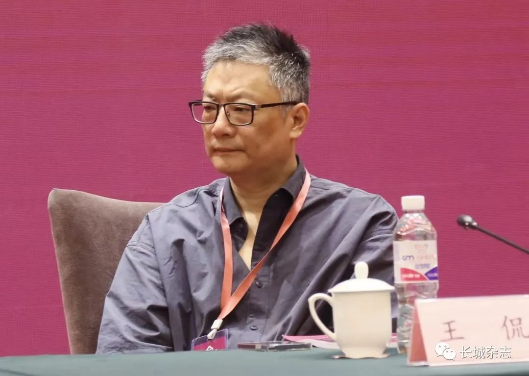 王侃，浙江東陽人，文學(xué)博士，杭州師范大學(xué)人文學(xué)院教授。主要研究領(lǐng)域為中國現(xiàn)當(dāng)代文學(xué)史、中國當(dāng)代文學(xué)批評、中國電影等。在各類學(xué)術(shù)期刊發(fā)表學(xué)術(shù)論文百余篇，出版有《詩與思的維度》《敘事門與修辭術(shù)》《時見疏星渡河漢》等著作十余部。曾獲第三屆唐弢青年文學(xué)研究獎、第五屆中國當(dāng)代文學(xué)優(yōu)秀批評家獎。