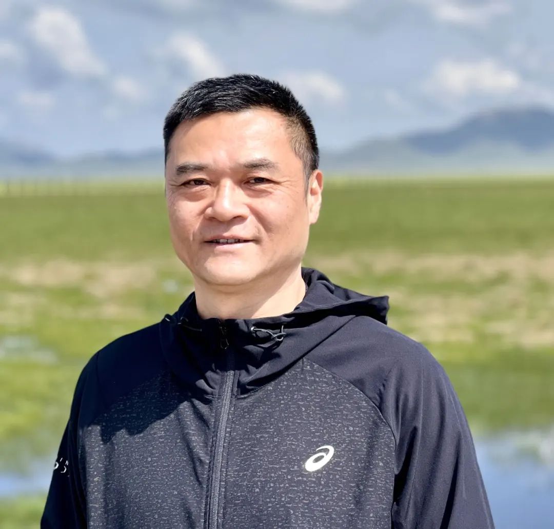 王嘯峰：一九六九年出生，蘇州人。在《人民文學》《收獲》《青年文學》《十月》《花城》《鐘山》等刊發表作品逾百萬字，被《小說選刊》《小說月報》等多家選刊轉載。出版散文集《蘇州煙雨》《吳門夢憶》，小說集《虎嗅》《通古斯記憶》《隱秘花園》《浮生流年》等。曾獲紫金山文學獎、《鐘山》文學獎、葉圣陶文學獎等獎項。