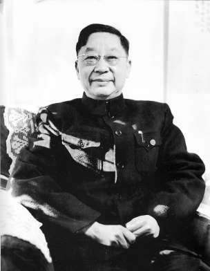 50年代末，老舍在北京寓所客廳。