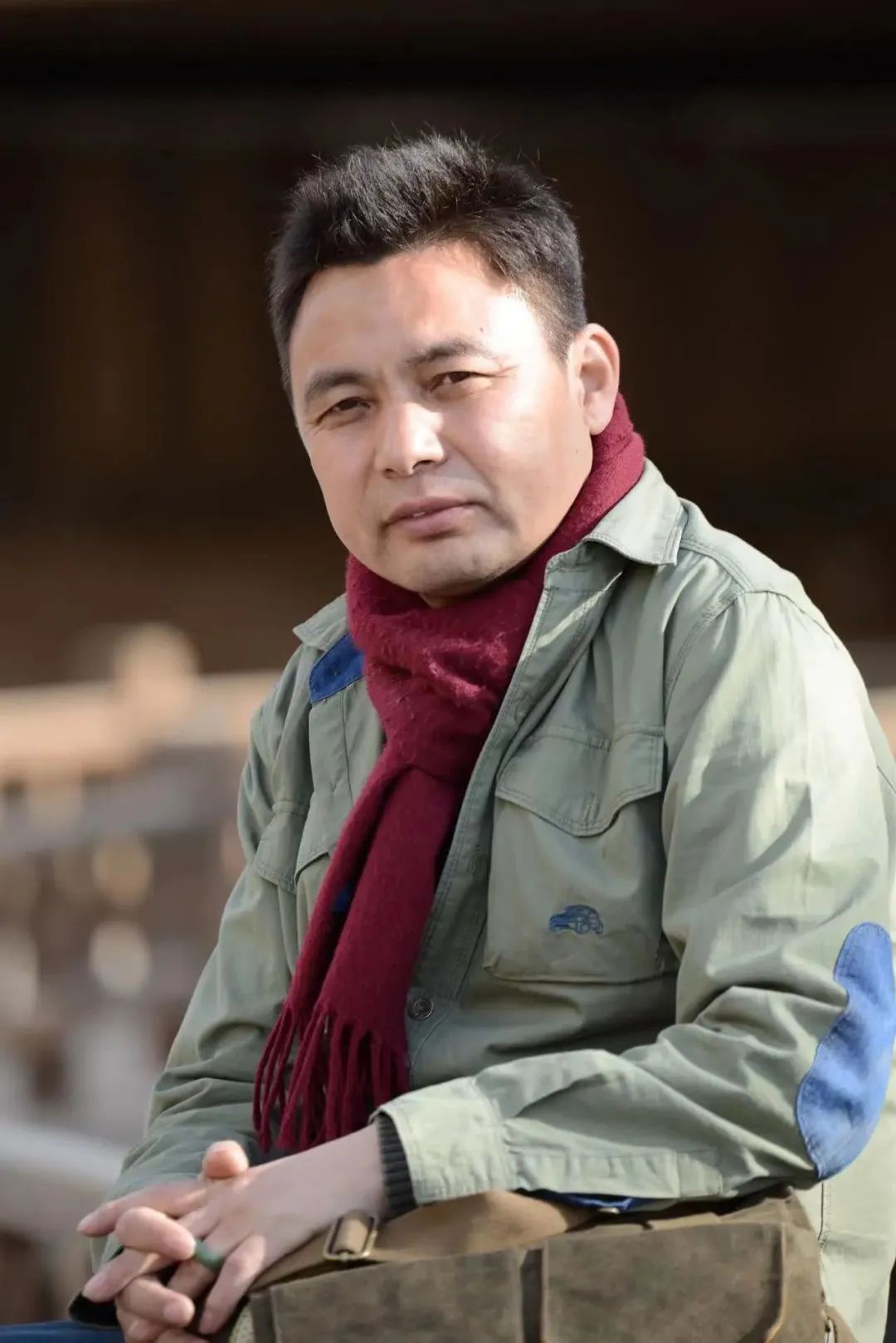 龍仁青，先后在《人民文學》《中國作家》《十月》《民族文學》《青年文學》等刊發(fā)表原創(chuàng)、翻譯作品四百余萬字，出版《光榮的草原》《咖啡與酸奶》《孔雀翎上的雪峰》等作品三十余部。作品曾獲全國少數(shù)民族文學創(chuàng)作“駿馬獎”、漢語文學“女評委”大獎、三毛散文獎、青海文學藝術獎等，多次被《小說月報》《小說選刊》《散文選刊》《散文海外版》等轉載，入選《中國短篇小說年選》《中國散文20家》等多種年度選本。部分作品被譯為英、意、日等國文字。