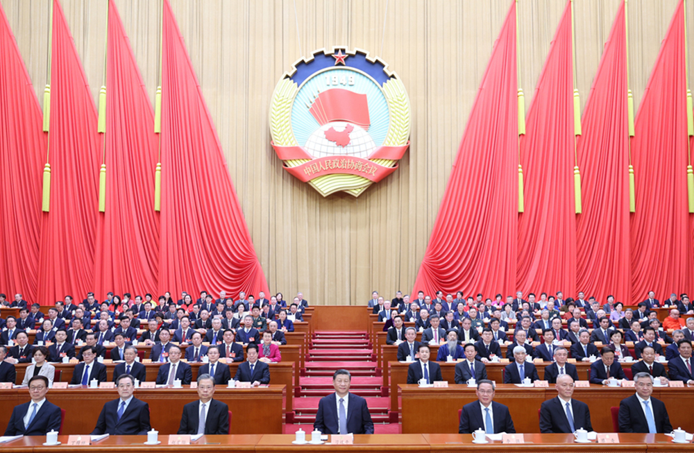 3月4日下午，中國人民政治協(xié)商會(huì)議第十四屆全國委員會(huì)第二次會(huì)議在北京人民大會(huì)堂開幕。這是習(xí)近平、李強(qiáng)、趙樂際、蔡奇、丁薛祥、李希、韓正在主席臺(tái)就座。 新華社記者 鞠鵬 攝
