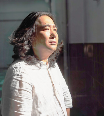 包倬，生于四川涼山，彝族。有小說和散文見《人民文學(xué)》《十月》《鐘山》《江南》《天涯》《山花》《芙蓉》《北京文學(xué)》《作家》等。著有長篇小說《青山隱》，出版小說集《沉默》《十尋》《路邊的西西弗斯》《風(fēng)吹白云飄》等。曾獲云南文學(xué)獎、邊疆文學(xué)獎、滇池文學(xué)獎、《長江文藝》雙年獎。現(xiàn)居昆明。