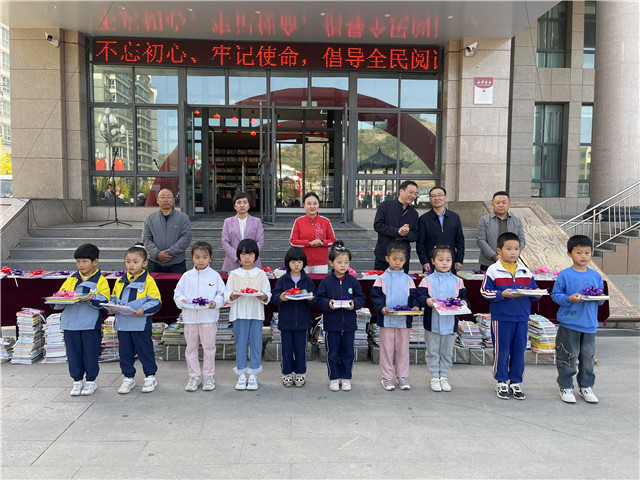 中國作協(xié)、中華文學(xué)基金會(huì)和臨潭縣圖書館攜手舉辦的繪本圖書捐贈(zèng)儀式