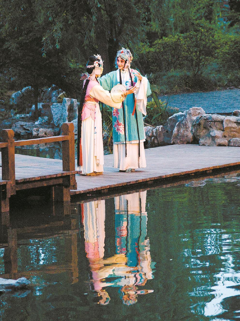 經(jīng)典戲曲常常與園林空間相關，諸如《牡丹亭》《西廂記》等。左圖為張軍昆曲藝術中心出品的實景園林昆曲《牡丹亭》。