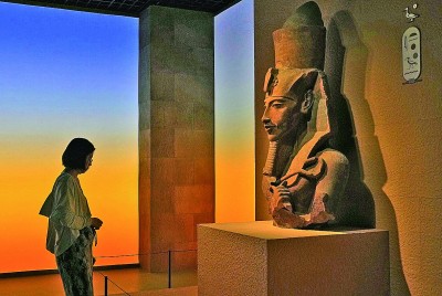 7月17日，預(yù)覽觀眾在“圖坦卡蒙的時(shí)代”展區(qū)參觀埃赫那吞半身像。新華社記者 劉穎攝