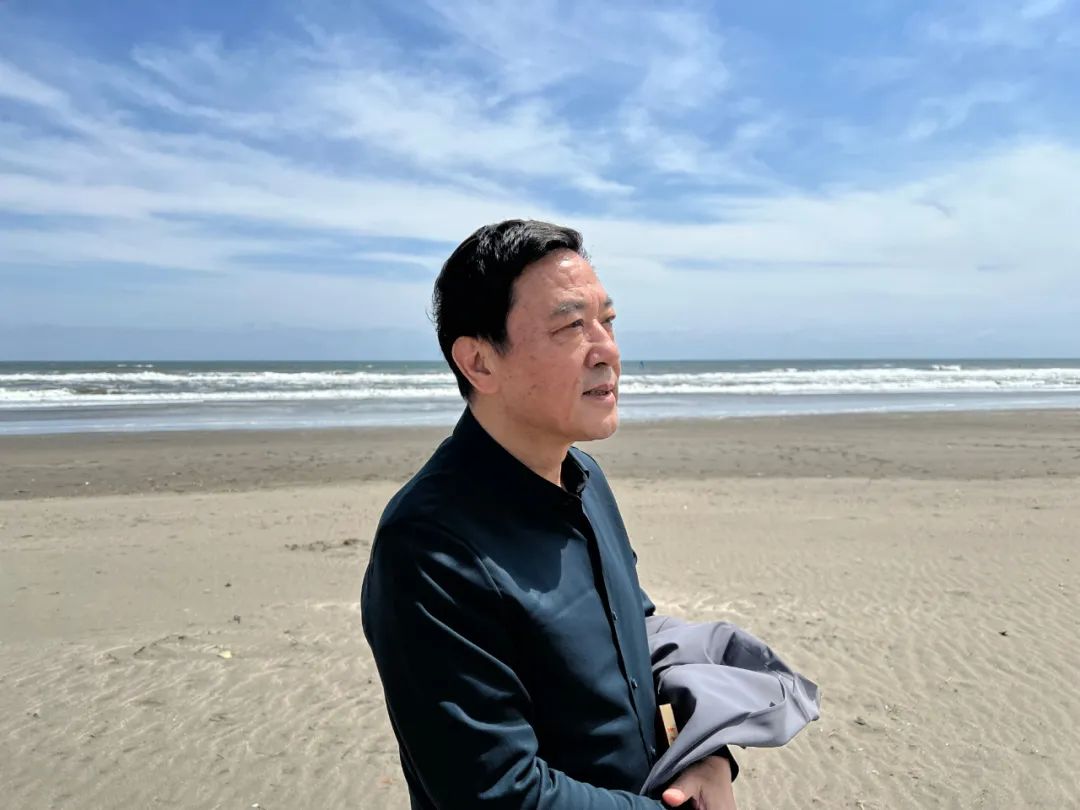 潘軍，著名作家、編劇；1957年生，安徽懷寧人。1982年畢業于安徽大學中文系，主要作品有長篇小說《日暈》《風》《獨白與手勢》《死刑報告》以及《潘軍小說文本》（6卷）等，并譯介為多種文字，多次獲獎。另有話劇作品《地下》《斷橋》《合同婚姻》《霸王歌行》，獲第31屆“世界戲劇節”優秀劇目獎。自編自導的電視劇有《五號特工組》《海浪行動》《驚天陰謀》《粉墨》《虎口拔牙》《分界線》等。