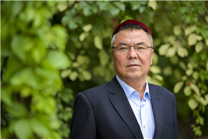 翻譯獎(jiǎng)：國家通用語言文字←→維吾爾文作者：玉蘇甫·艾沙（維吾爾族）         獲獎(jiǎng)感言文學(xué)翻譯在各民族交往交流交融過程中，在鑄牢中華民族共同體意識，構(gòu)筑中華民族共有精神家園，促進(jìn)民族團(tuán)結(jié)進(jìn)步事業(yè)中發(fā)揮著特殊的重要作用。我作為一名翻譯工作者深感肩上的責(zé)任重大，使命光榮。文學(xué)翻譯就是文學(xué)再創(chuàng)作的過程。如何能夠讓一部作品翻譯得更加精彩……