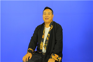 翻譯獎(jiǎng)：國家通用語言文字←→藏文作者：趙有年（藏族）         獲獎(jiǎng)感言2014年底，我去北京參加魯迅文學(xué)院少數(shù)民族文學(xué)班參加培訓(xùn)的時(shí)候，在一次交流課上和《人民文學(xué)》等雜志社的主編們交流時(shí)，我提出了藏族作家中民譯漢的翻譯能力過于薄弱而作品沒有展示給其他兄弟民族閱讀，從而雜志社主編們談起了翻譯的力量，甚至說莫言獲諾貝爾文學(xué)獎(jiǎng)……
