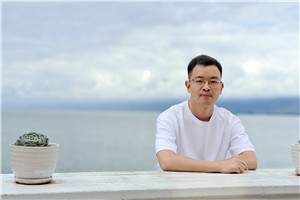 散文獎(jiǎng)：《與父親書》作者： 向迅（土家族）         獲獎(jiǎng)感言顧名思義，《與父親書》是一本寫給父親的書，也是一本獻(xiàn)給天下所有父輩的書。由于受到傳統(tǒng)的中國式父子關(guān)系的影響，我們和父親在生活中總是沉默以對，即便是在他即將離開我們的時(shí)候，我們都極力克制著彼此的情感，以至于他一生的故事成為謎團(tuán)。正因?yàn)槿绱耍趧?chuàng)作這本書的過程中……