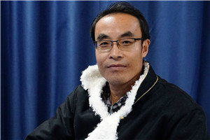 散文獎(jiǎng)：《兄弟記》 作者： 王小忠（藏族）         獲獎(jiǎng)感言《兄弟記》寫的是青藏高原邊緣地帶農(nóng)牧交匯地的甘南故事，它沒有什么重大事件和尖銳的沖突，都是日常生活與世相百態(tài)。從根本上看，就是對甘南農(nóng)牧區(qū)交匯地的生活方式、生產(chǎn)勞動(dòng)及思想觀念變化的客觀敘述，是鄉(xiāng)村倫理變遷的詠嘆。我期盼著一種崇高的倫理道德能夠永恒地存在于世……