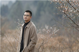 散文獎(jiǎng)：《綠皮火車》 作者： 羌人六（羌族）         獲獎(jiǎng)感言因?yàn)閷懽?，我從故事中的尋金者身上，也能深切體會那種歷經(jīng)輾轉(zhuǎn)終于醍醐灌頂柳暗花明的心路歷程。2004年高中時(shí)期開始文學(xué)創(chuàng)作，大學(xué)畢業(yè)后回到家鄉(xiāng)生活工作，我才終于找到自己寫作的“源頭活水”，于是有了關(guān)于家鄉(xiāng)龍門山斷裂帶的書寫，于是有了散文集《綠皮火車》。川西北龍門山斷裂帶，鄉(xiāng)親父老的名字與臉孔……