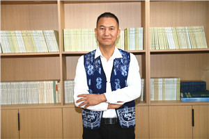 散文獎(jiǎng)：《洱海筆記》 作者： 北雁（白族）         獲獎(jiǎng)感言我慶幸自己出生在洱海之源。從我們村子后方山脈上發(fā)源的大小溪流河溝，以及離我們村子不遠(yuǎn)的茈碧湖、草海、綠蔭塘、鵝墩塘，還有從我們壩子里流過的彌茨河、鳳羽河、彌苴河、海尾河、永安江、羅時(shí)江，甚至包括從天空降落的雨水和羅坪山頂融化的雪水，它們的流向都是群山之外波瀾壯闊的洱?！?/></a></dt>
      <dd><a href=
