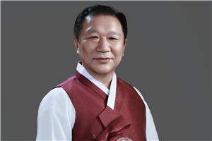 詩歌獎(jiǎng)：《鳥聲嚦嚦鳴冬山》（朝鮮文）  作者：金榮健（朝鮮族）         獲獎(jiǎng)感言回首創(chuàng)作里程，從純粹以自己的眼光觀察世界，到勘破事物與事物的關(guān)系，我的詩歌算是經(jīng)歷了幾個(gè)階段。要是說我的詩萌生于青春的熱血和沖動(dòng)，起步于“我”這個(gè)自我，接著就超越跟世上種種弊端相抗衡、選擇正確道路這個(gè)階段，開始邁入通過和大自然的對話、與宇宙的交感，在靈魂的園地尋找日漸成長的深沉自我的境界……