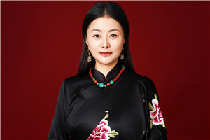 詩歌獎(jiǎng)：《留在紙上的心》 作者：那薩（藏族）         獲獎(jiǎng)感言非常榮幸獲得駿馬獎(jiǎng)，我的內(nèi)心充滿感激。我來自青海省玉樹藏族自治州，出生在通天河流域叫結(jié)拉的一個(gè)小山村，通天河藏語叫牦牛河，是長江源頭的干流河。我曾經(jīng)在瀾滄江源頭的縣城雜多縣工作了八年。又到黃河源頭，在小小的敬水池里喝了三口水?？梢哉f我是被長江、黃河、瀾滄江的水養(yǎng)育的一個(gè)寫作者……