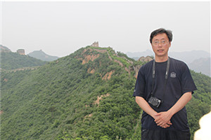報(bào)告文學(xué)獎(jiǎng)：《靜靜的鴨綠江》 作者：周建新（滿族）         獲獎(jiǎng)感言獎(jiǎng)是授予我的，更是授予英烈們的，只不過我獲得了機(jī)會。每一次采訪，講述者都能讓我身臨其境，感受孫景坤老英雄高尚的一生。我沒有理由不蘸血為墨，書寫英雄，書寫“七一”勛章獲得者、深藏功名七十載的老英雄孫景坤。