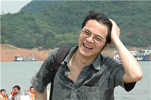 報(bào)告文學(xué)獎(jiǎng)：《“村BA”：觀察中國式現(xiàn)代化的一個(gè)窗口——臺盤村鄉(xiāng)村振興故事》 作者：姚瑤（侗族）         獲獎(jiǎng)感言臺盤村的“小”承載著這個(gè)時(shí)代無限的“大”。我深深地意識到，應(yīng)該以更加宏大的歷史視野，在富有時(shí)代特色的現(xiàn)實(shí)中，觀察這個(gè)村莊的變化，感知一株小草勃發(fā)的力量，看見籃球給這個(gè)村莊帶來的生機(jī)，傾聽每一個(gè)生命個(gè)體的歡呼。