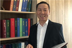 中短篇小說獎(jiǎng)：《藍(lán)天戈壁》（中篇小說集）  作者：阿尤爾扎納（蒙古族）         獲獎(jiǎng)感言在這世上，唯有以愛為根基，方可泰康，終得圓滿。生活不可缺少愛的慈潤。唯有愛能柔化一切，彌補(bǔ)裂痕，使人們得以和睦共存，共享安康。我一直致力于在作品中突顯愛與被愛、寬恕與被寬恕之重要性，通過自己的作品播撒人間大愛，為跌倒之人予以牽挽架扶，為痛哭之人予以擦拭眼淚，便是我的夙愿。