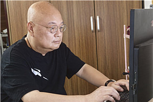 中短篇小說獎(jiǎng)：《上嶺戀人》  作者：凡一平（壯族）         獲獎(jiǎng)感言上嶺，是我近些年文學(xué)創(chuàng)作的地理標(biāo)識，也是現(xiàn)實(shí)生活的真實(shí)存在。從桂北都安瑤族自治縣縣城往東十三公里，再沿紅水河順流而下四十公里，在二級公路的對岸，有被青山和竹林環(huán)抱的村莊，就是上嶺。它是我生命中最親切的土地，或搖籃。上嶺有著不多的人口，卻生生長流，他們渺小但卻堅(jiān)韌，又像魚群一樣抱團(tuán)、歡樂。已經(jīng)死去和還活著的，都是我的父老鄉(xiāng)親。