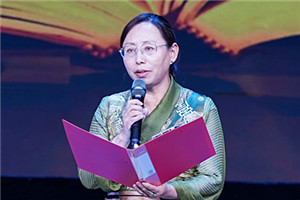 長篇小說獎(jiǎng)：《在高原》  作者：尼瑪潘多（藏族）         獲獎(jiǎng)感言文學(xué)創(chuàng)作不是我的職業(yè)，是我選擇的一條精神之路，它給予我的心理安寧和精神豐盈感，讓我心生感恩。今天，《在高原》這本書里呈現(xiàn)的故事、思考和探索得到評委們的肯定，給我的鞭策和鼓舞是巨大的，讓我對走好今后的文學(xué)創(chuàng)作之路充滿了信心……