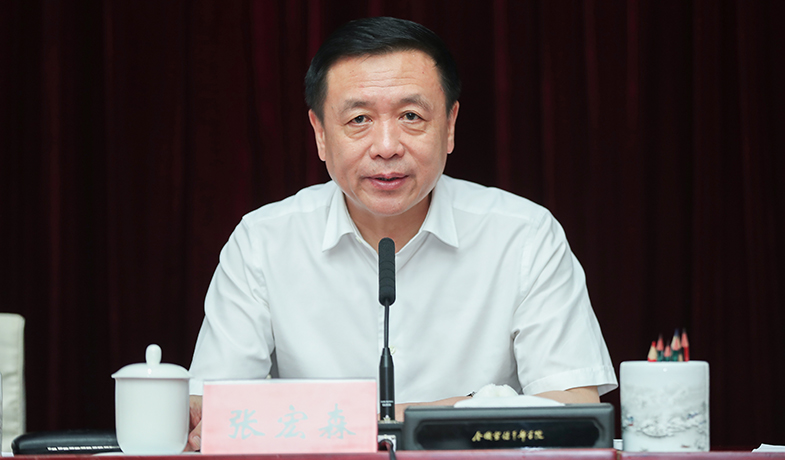 7月20日，評委會名譽(yù)主任張宏森在第一次全體會上講話