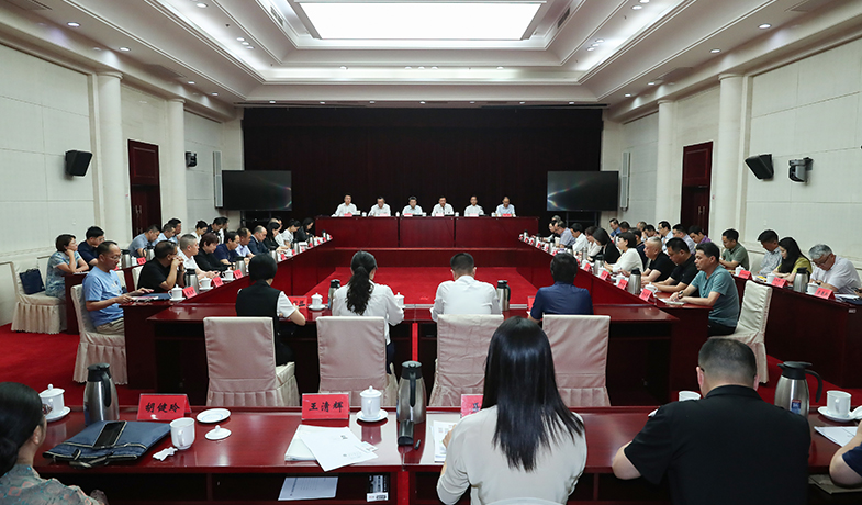 7月20日，第十三屆全國少數(shù)民族文學(xué)創(chuàng)作駿馬獎(jiǎng)評獎(jiǎng)委員會第一次全體會議在京召開
