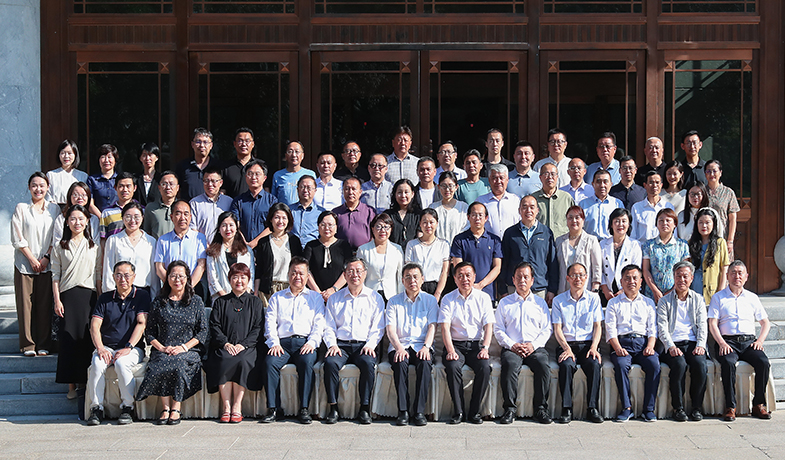 7月20日，第十三屆全國少數(shù)民族文學(xué)創(chuàng)作駿馬獎(jiǎng)全體評委合影