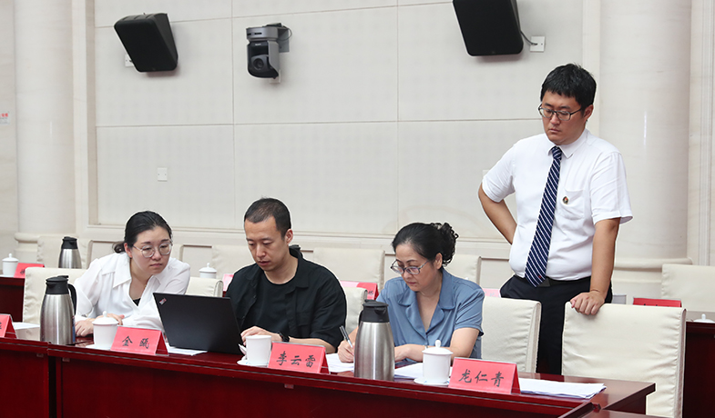 7月31日，工作人員在紀(jì)律監(jiān)察組和公證員的監(jiān)督下統(tǒng)計(jì)選票