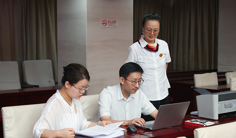 7月31日，工作人員在紀(jì)律監(jiān)察組和公證員的監(jiān)督下統(tǒng)計(jì)選票