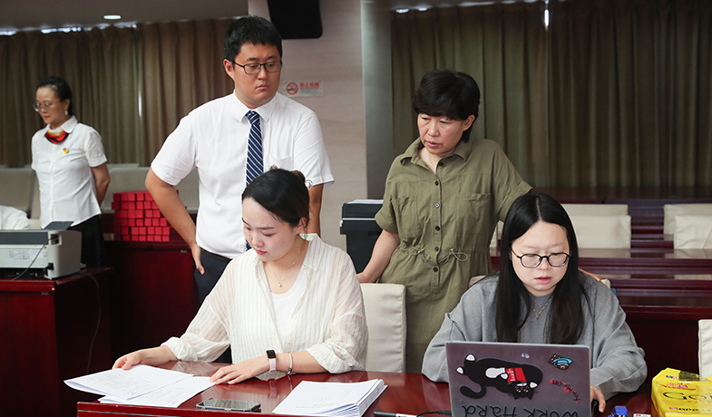 7月31日，工作人員在紀(jì)律監(jiān)察組和公證員的監(jiān)督下統(tǒng)計(jì)選票