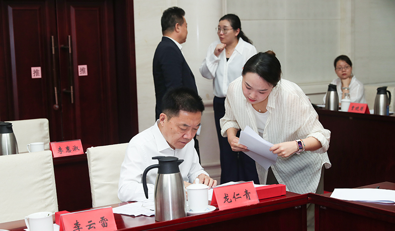 7月31日，紀(jì)律監(jiān)察組組長胡邦勝檢查選票統(tǒng)計(jì)情況并簽字