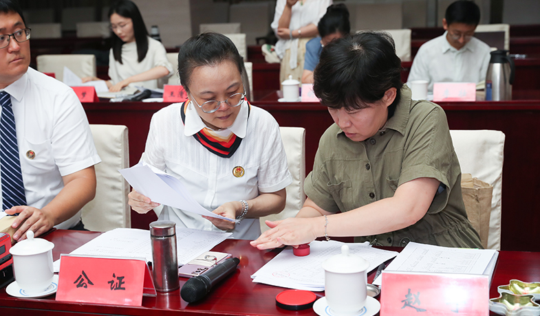 7月31日，紀(jì)律監(jiān)察組和公證處人員在選票結(jié)果上蓋章