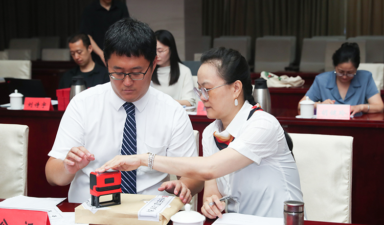7月31日，公證處人員將選票結(jié)果封存
