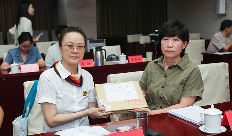 7月31日，公證處和紀(jì)律監(jiān)察組人員展示封存好的終評選票情況